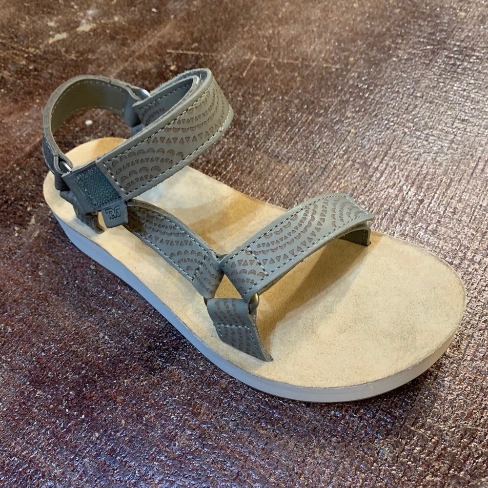 New in Box! Teva Midform Universal Geometric